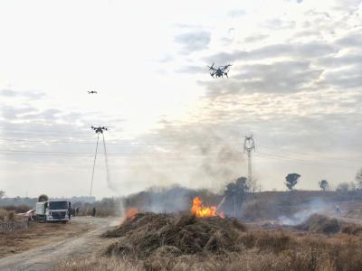 无人机飞抵火点上空实施精准投弹 我市举行森林防灭火“地空”联合应急演练