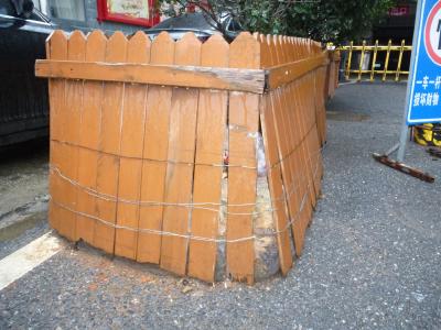 【民情直通车】箱体破损 苗木枯萎 黄土裸露 街头花箱管护“掉链子”