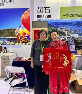 “小红绣”惊艳亮相国际旅交会