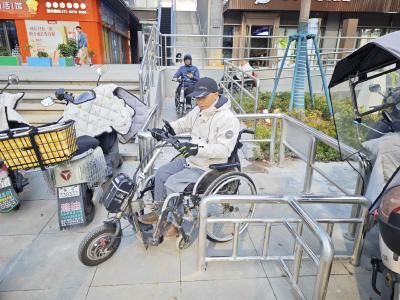 【报道追踪】栏杆“让路” 笑容“上线” 吾悦广场无障碍通道已优化