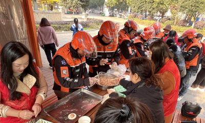 理论宣讲暖人心 同心共“饺”递温情 大冶市罗家桥街道青港社区开展冬至爱心传递行动