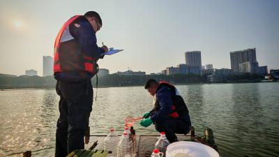 【聚焦支点建设·聚力五大攻坚 品质提升】一叶轻舟见证碧水归来 红星湖的“健康体检日”