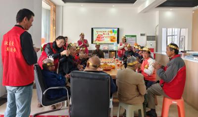 练山社区：老年人集体过生日