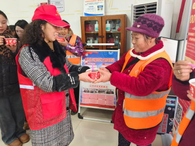 工会驿站送温情 腊八暖粥情意浓