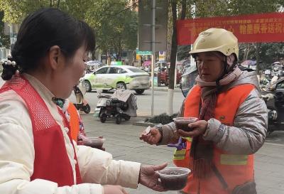 腊八粥香暖商街 笔墨传情递祝福