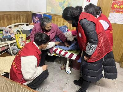 民主社区：走访慰问高龄老人