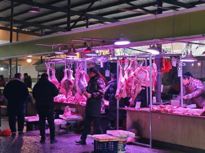 【民情直通车】“美颜”生鲜灯 何故还“发光”？