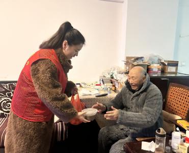 东风路街道：腊八粥香暖寒冬 邻里共筑连心桥