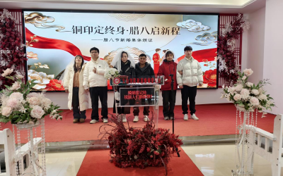 十指相扣许下相伴一生誓言 我市举办集体颁证活动