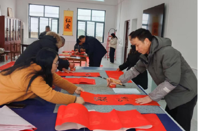 墨韵剪福闹新春 邻里欢聚话乡情