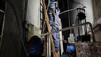 深夜抢修保供电 暖心服务显担当