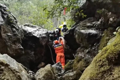 三名驴友盲目进入未开发区域被困 救援人员奋战13小时昼夜营救