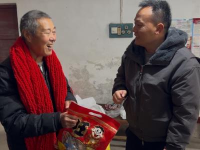 百条红围巾 今冬最温暖的“流行色”