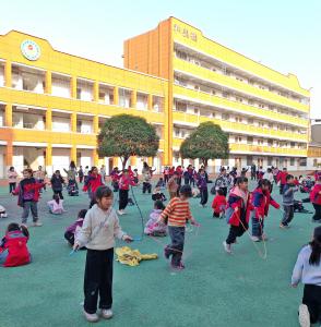 给书包“放假” 给成长“留白”  大冶市中小学推行周三“无作业日”