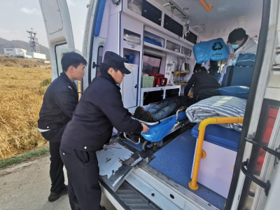 耄耋老人走失摔伤 民警紧急寻回送医