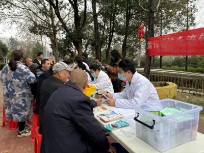 学雷锋：义诊服务走进陈贵镇福利院 