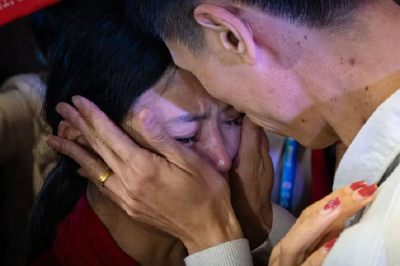 等待33年的拥抱