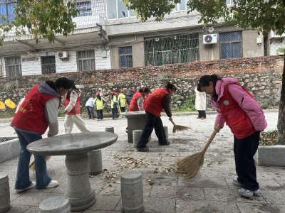 小雷锋清扫小区环境