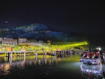 【新春走基层——回答“三农九问”】村庄变景区 村民变演员 沼山村：“桃”气满满促振兴