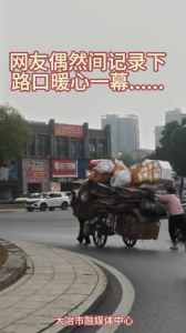 
网友偶然间记录下路口暖心一幕（记者 张蕾）