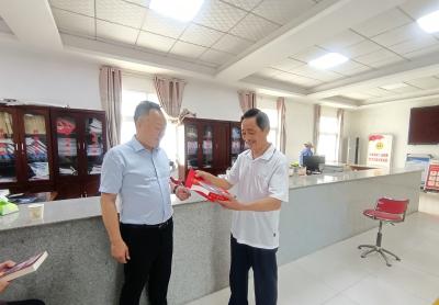 致敬耕耘榜样 传承劳模精神