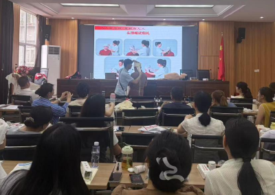 下冯小学举办初级救护员培训