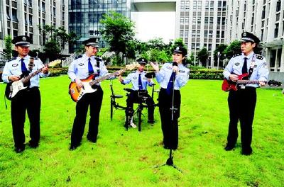 武汉五位80后、90后民警组乐队 唱出警察的苦与乐