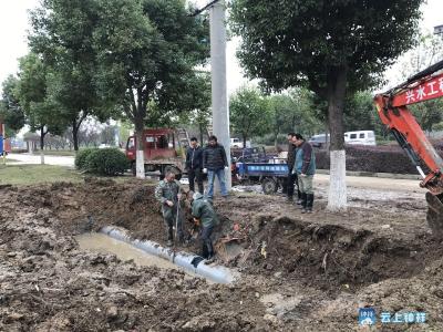  供水管道爆裂 自来水公司紧急抢修