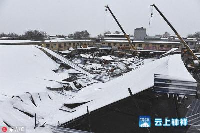 西安一菜市场大棚被大雪压塌