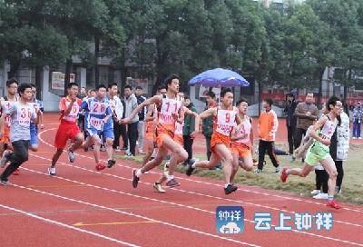 我市第十五届中学生田径运动会拉开序幕