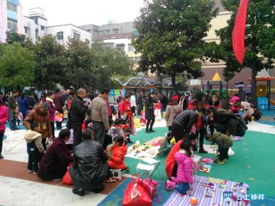 钟祥市机关幼儿园举办“跳蚤市场” 培养孩子自立能力