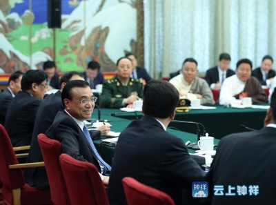 李克强在西藏代表团：民族团结要像糌粑和糍粑那样捏成团、聚成团、抱成团