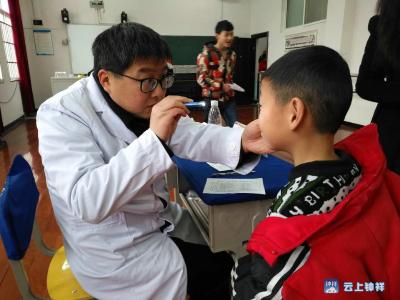钟祥市人民医院开展“关爱特殊儿童”健康义诊活动