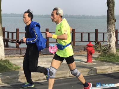 钟祥：71岁爹爹跑完全马