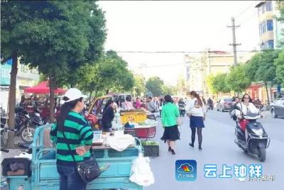 码头街马路市场“昼伏夜出”