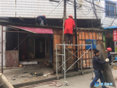 钟祥市城管局综合执法大队对莫愁一路违建棚进行拆除