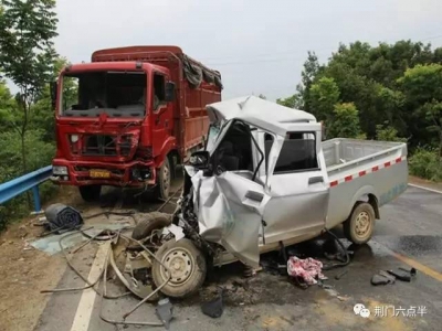 惊魂...荆门一皮卡与货车相撞，车头被撞成“纸片”全毁，司机被困无法动弹