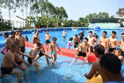 “中国第一火炉”气温直冲40度 高温催生避暑经济
