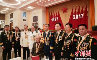 中国国防部举行盛大招待会热烈庆祝建军90周年
