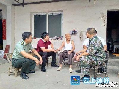 我区开展庆“八一”走访慰问活动