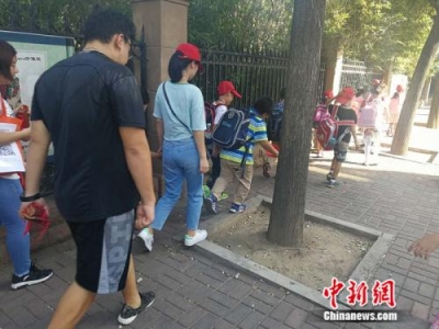 小学放学早家长遇尴尬：“三点半难题”怎么破？