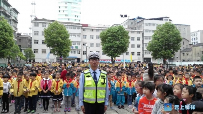 交警进校园   开展”交通安全第一课”