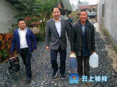 区镇领导扶贫日走访慰问贫困户