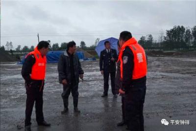 【安全·责任】冷雨夜船只江中遇险 钟祥公安生死营救