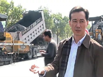 郭志泉检查承天大道校场路路面刷黑工作 