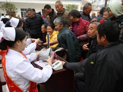 钟祥市人社局开展精准扶贫送健康活动