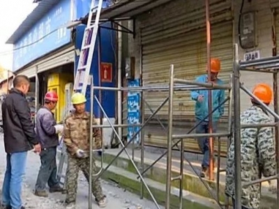 中果园社区拆除双眼井街违建棚 改造下水管网