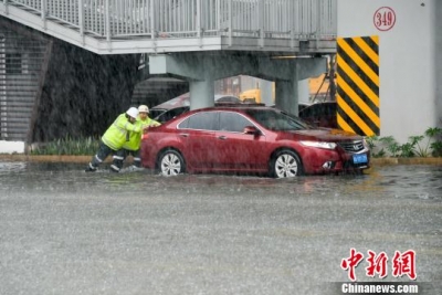 海口遭暴雨袭击交通几近瘫痪 不少私家车抛锚水中