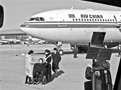 女乘客不适致航班返航后拒下飞机 或面临罚款或拘留