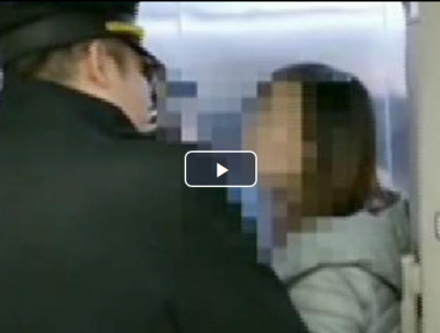 女子为等老公扒阻高铁车门 律师：可处行政拘留